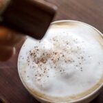 커피에 시나몬 가루를