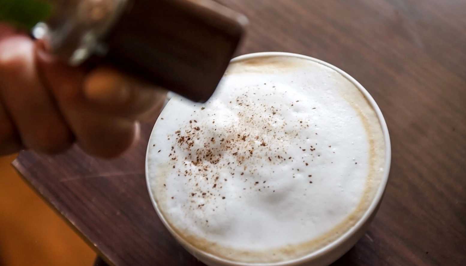 커피에 시나몬 가루를