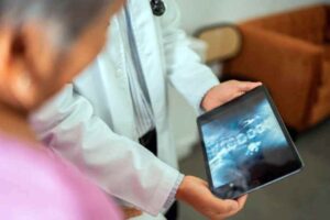 허리디스크 비수술 치료와 허리 통증 완화를 위한 5가지 척추 디스크 관리법: 통증 부위와 디스크 탈출 정도를 보여주는 의료 일러스트로 허리디스크 완치를 돕는 정확한 진단 정보를 제공.