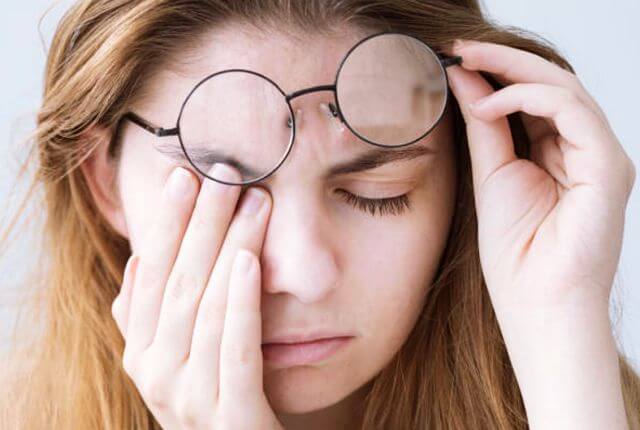 안구건조증 뿌연증상에 눈을 비비고 있는 여성2