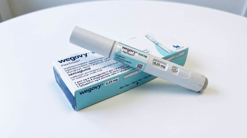 위고비 처방 병원 약국 찾기, 테이블 위에 위고비가 올려져 있다.