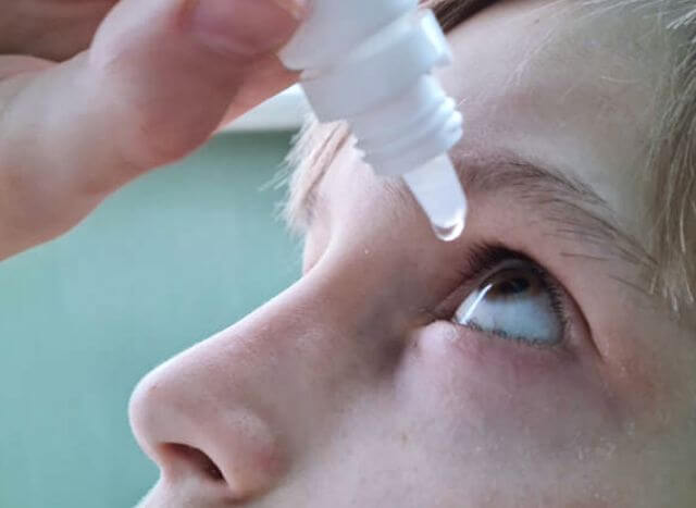 안구건조증으로 눈에 인공눈물을 넣고 있는 모습