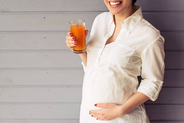 임산부 애사비 마셔도 될까? 임신한 여성이 애사비주스를 들고 있는 모습