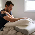 오른쪽 팔 저림과 어깨 통증 원인, 혹시 내가 사용하는 '베개 높이' 때문일까?